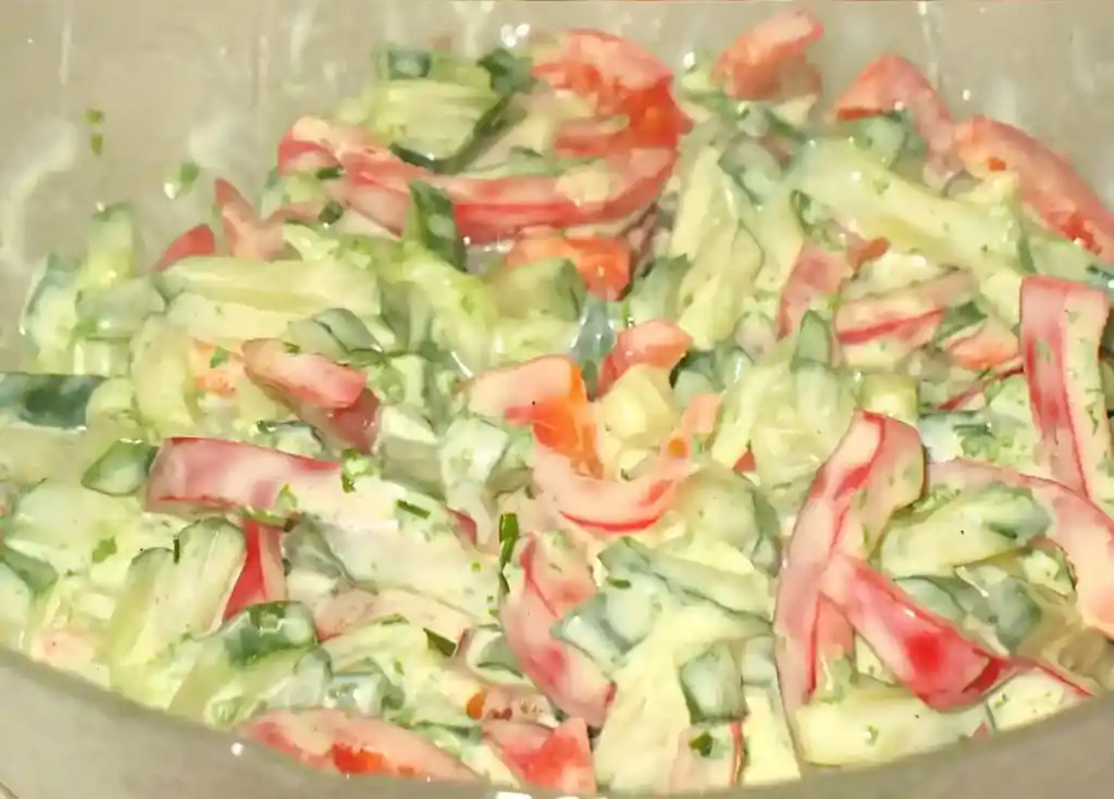 Paprika Gurken Salat mit Joghurt Senf Dressing