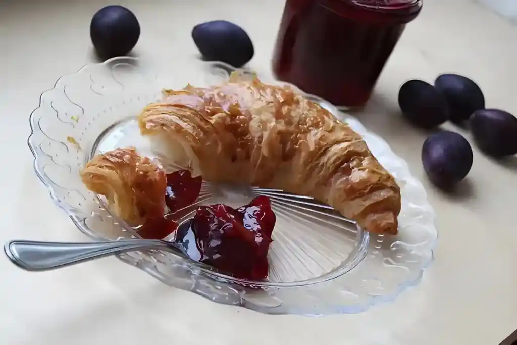 Pflaumenmarmelade mit Rotwein und Zimt