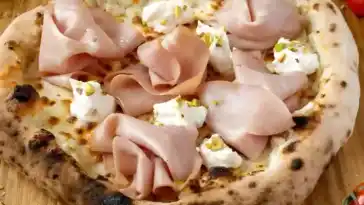 Pizza mit Mortadella Pistazien Ricotta und Fior di Latte 4x