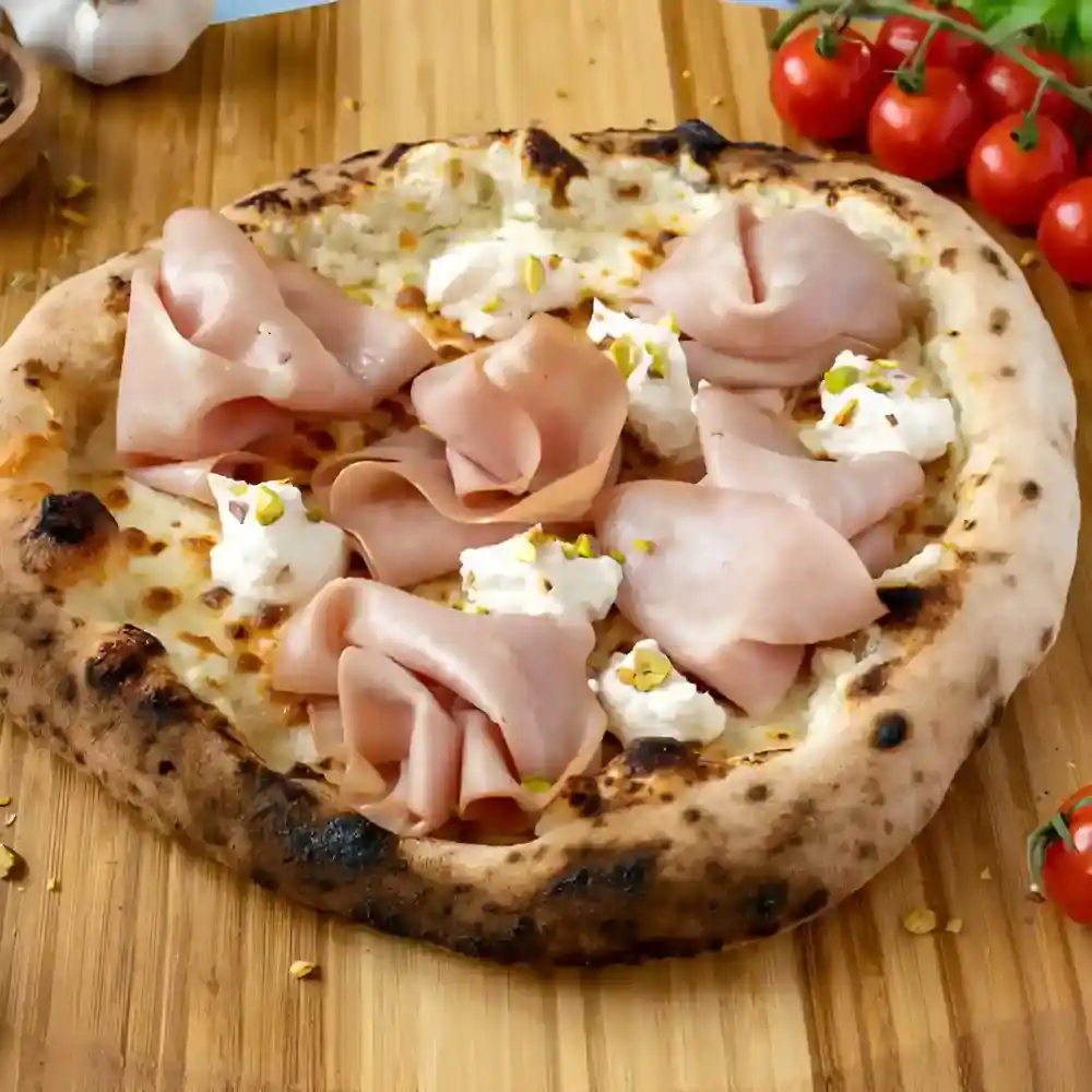 Pizza mit Mortadella, Pistazien, Ricotta und Fior di Latte