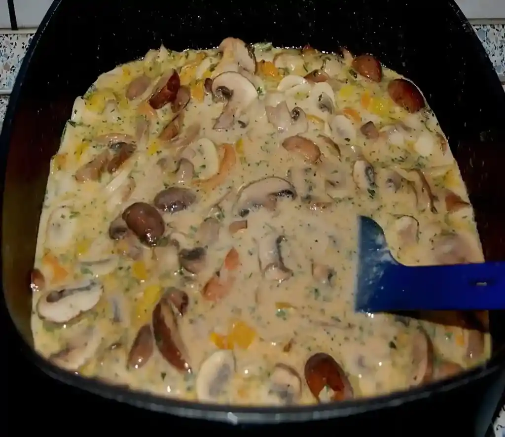 Puten Sahne Gulasch auf Bandnudeln