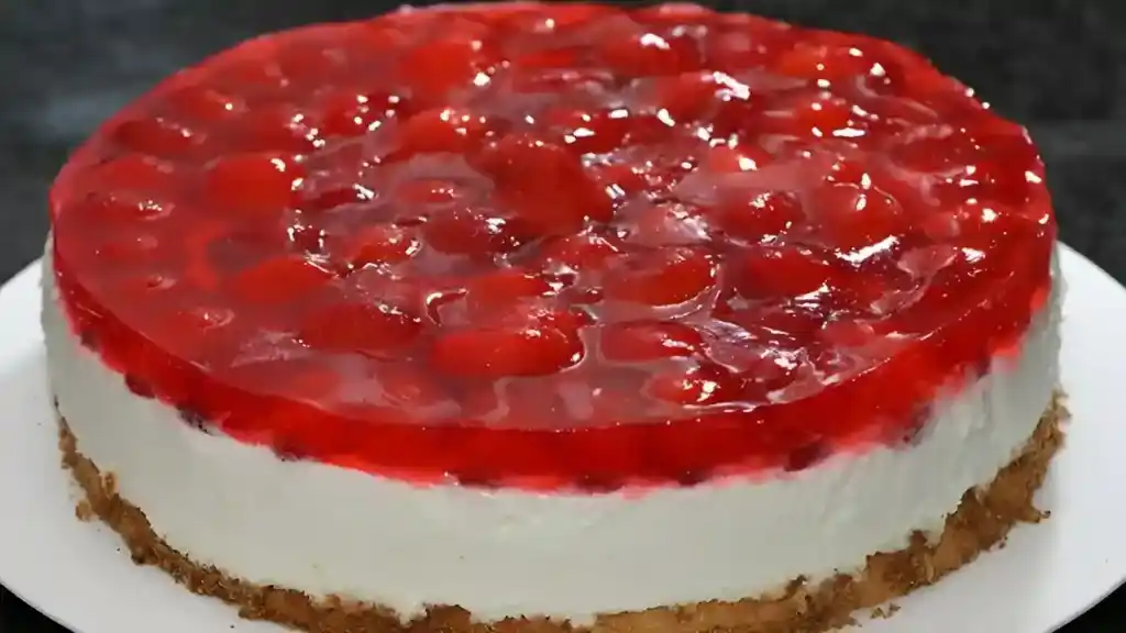 Quark-Pudding-Torte mit Erdbeeren und Tortenguss ohne Backen