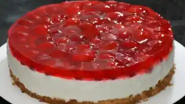 Quark Pudding Torte mit Erdbeeren und Tortenguss ohne Backen