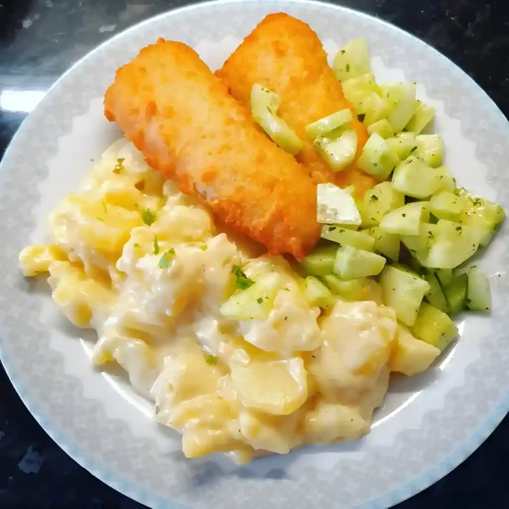 Rahmkartoffeln mit Ofen-Backfisch und Gurkensalat