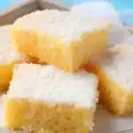 Saftiger Kokoskuchen mit Sahne – ein Tassenrezept 4x