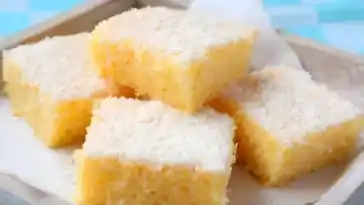 Saftiger Kokoskuchen mit Sahne – ein Tassenrezept 4x