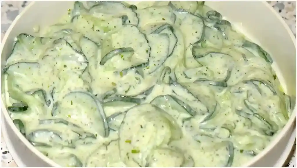Schneller Gurkensalat mit Schmand