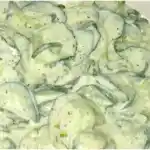 Schneller Gurkensalat mit Schmand