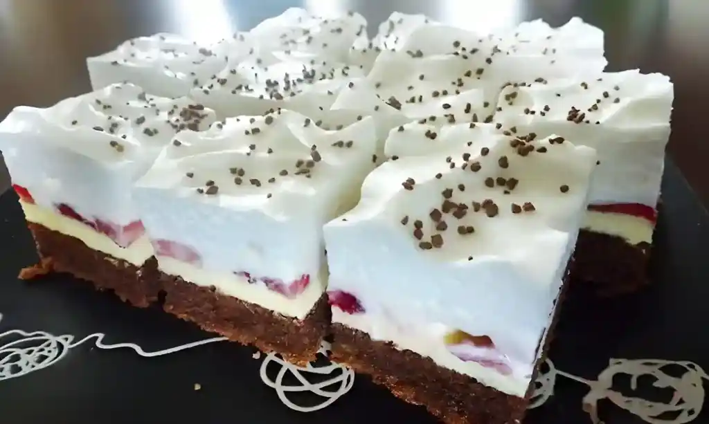 Schokoladenkuchen mit Erdbeeren, Vanillecreme und Schlagsahne
