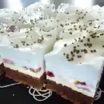 Schokoladenkuchen mit Erdbeeren, Vanillecreme und Schlagsahne