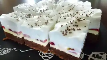Schokoladenkuchen mit Erdbeeren, Vanillecreme und Schlagsahne