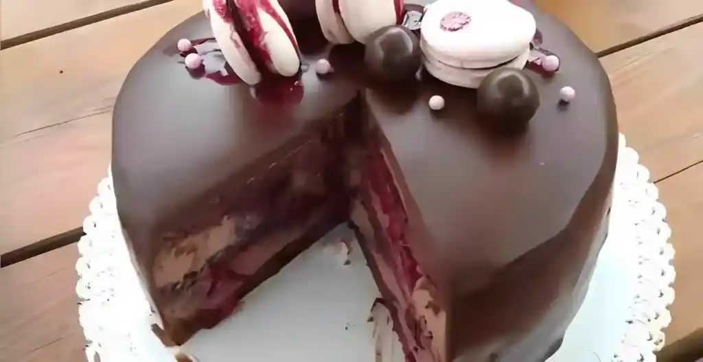 Schokoladentorte mit Sauerkirschen