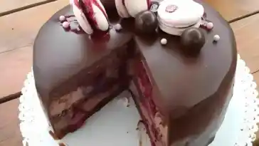 Schokoladentorte mit Sauerkirschen
