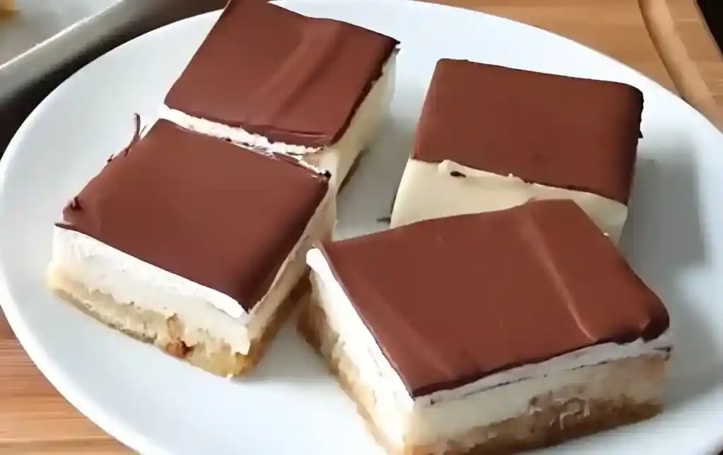 Schokoladige creme schnitten vom blech