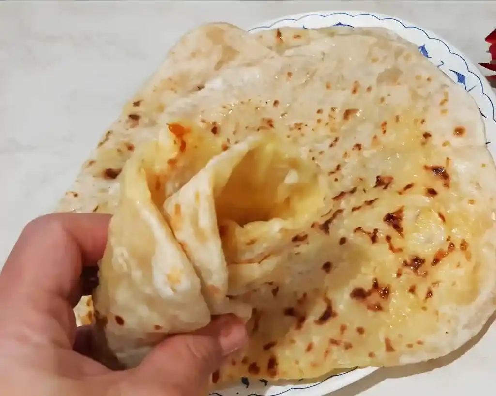 Selbstgemachte Fladen mit Kartoffel-Käse-Füllung – ohne Hefe