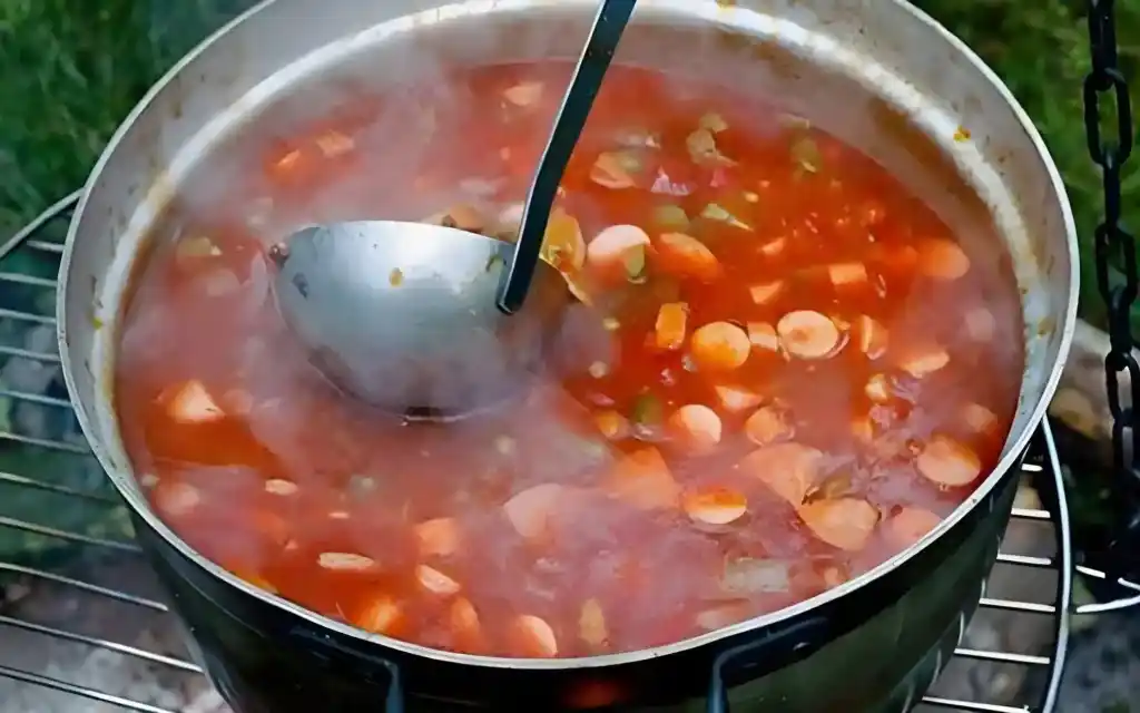 So schön herzhaft Soljanka ist eine traditionelle russische Suppe