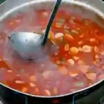 So schön herzhaft Soljanka ist eine traditionelle russische Suppe