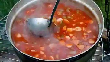 So schön herzhaft Soljanka ist eine traditionelle russische Suppe
