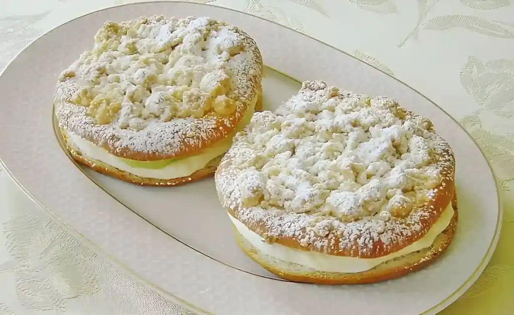 Streuselteilchen gefüllt mit sahnepudding