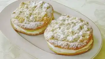 Streuselteilchen gefüllt mit sahnepudding