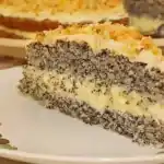 Super schneller Mohnkuchen ohne Boden mit Paradiescreme und Haselnusskrokant