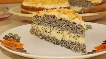 Super schneller Mohnkuchen ohne Boden mit Paradiescreme und Haselnusskrokant