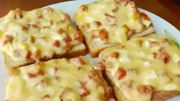 Toastbrot mit Schinken und käse überbacken