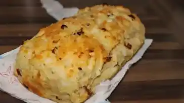 Tomaten-Zwiebel-Brot