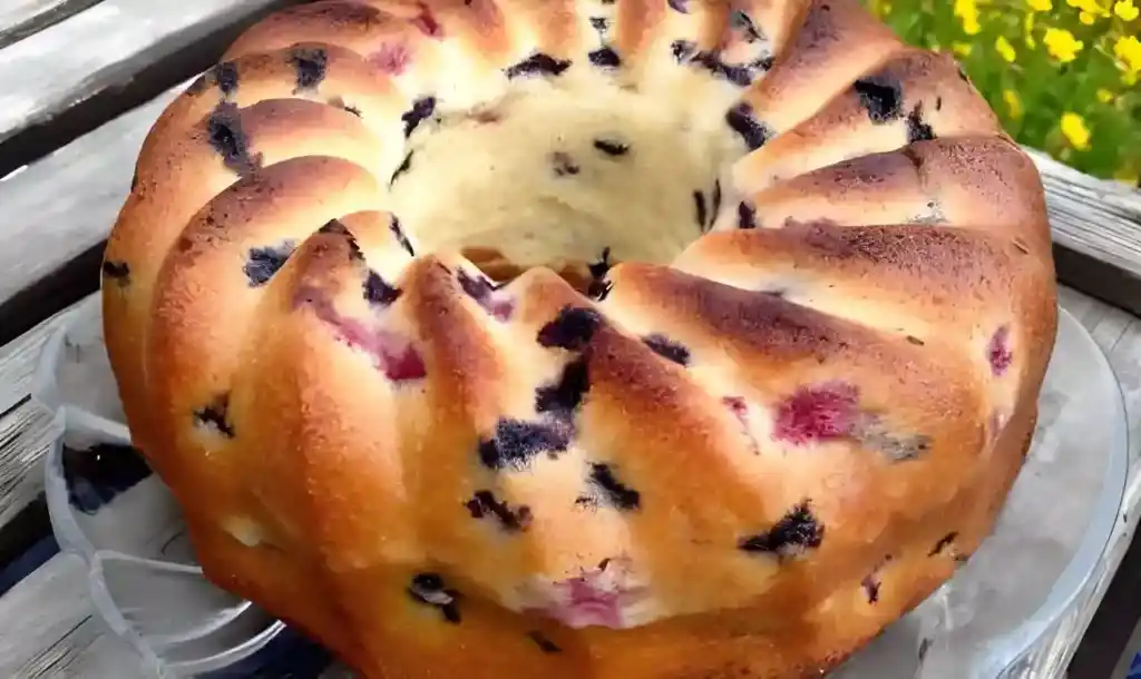 Topfkuchen mit Buttermilch, Blaubeeren und Himbeeren