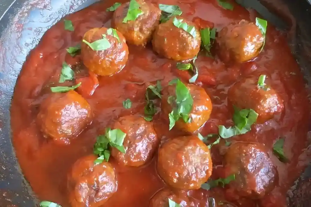 Überbackene Hackbällchen im Tomaten-Basilikumsauce