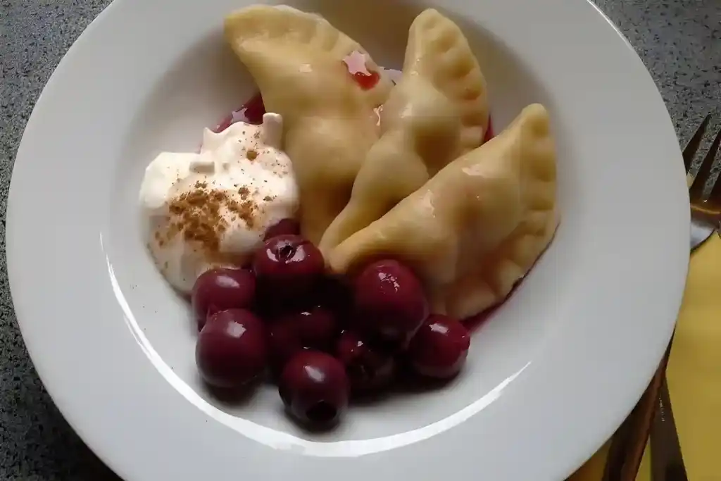 Wareniki mit Kirschen