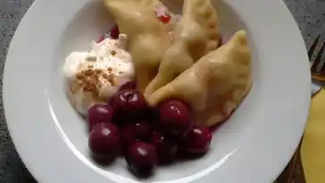 Wareniki mit Kirschen