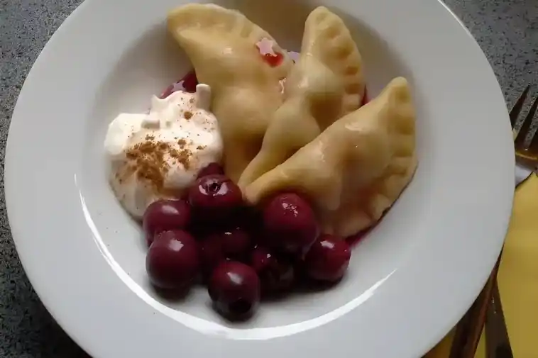 Wareniki mit Kirschen