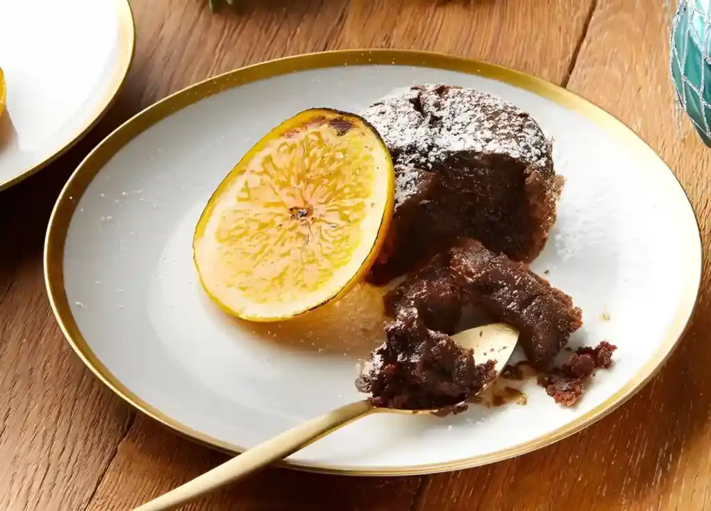Warme Schoko-Törtchen mit karamellisierten Orangenscheiben