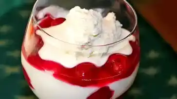 Windbeutel Dessert mit Mascarponecreme und Kirschgrütze