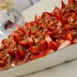 Windbeutel mit Milchmädchen-Quarkcreme und Himbeeren