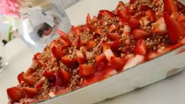 Windbeutel mit Milchmädchen-Quarkcreme und Himbeeren