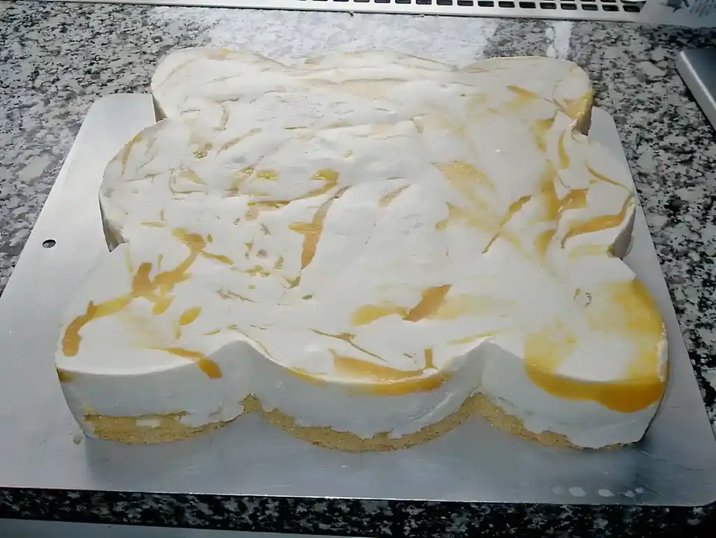 kasesahnetorte-mit-pfirsichen