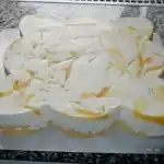 kasesahnetorte-mit-pfirsichen