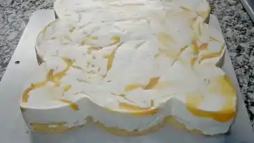 kasesahnetorte-mit-pfirsichen