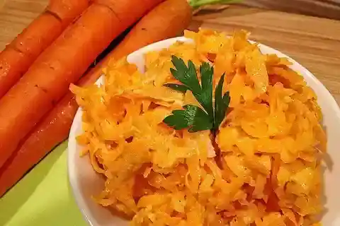 Möhrensalat mit Knoblauch und Mayonnaise