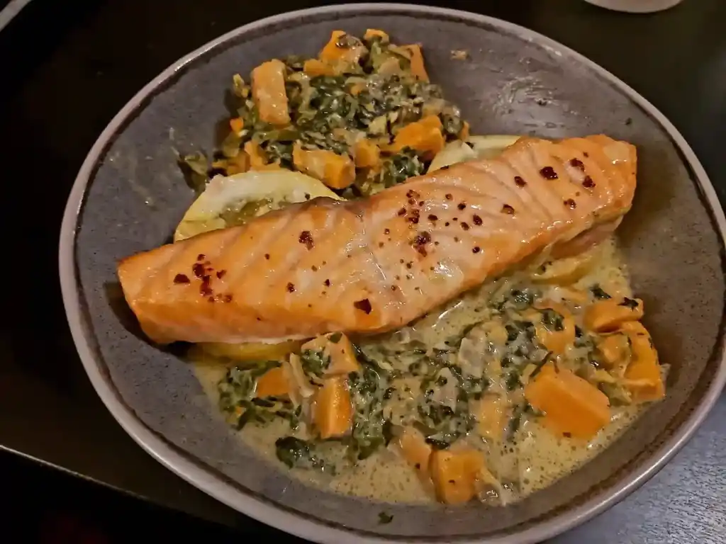 saftiger-ofenlachs-spinat-zitrone-cremige-sauce