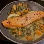 saftiger-ofenlachs-spinat-zitrone-cremige-sauce