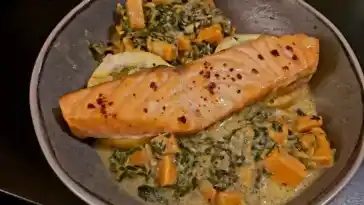 saftiger-ofenlachs-spinat-zitrone-cremige-sauce