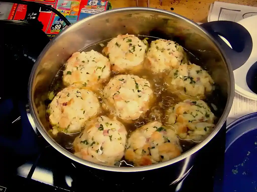 Semmelknödel (für ca.16 Knödel)