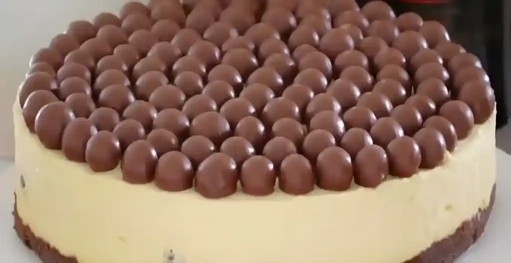 weiße Schokolade Käsekuchen mit Baileys und Malteser.