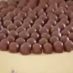 Weißer Schokoladen-Käsekuchen mit Baileys und Malteser: Ein sahniges und himmlisches Dessert