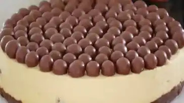 Weißer Schokoladen-Käsekuchen mit Baileys und Malteser: Ein sahniges und himmlisches Dessert