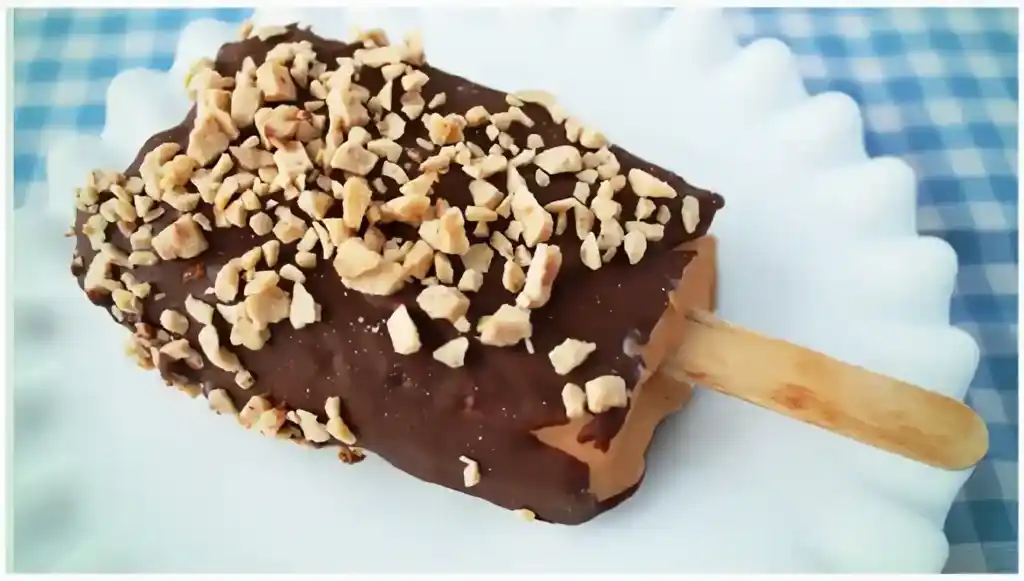 Cremiges Schoko Eis mit knackiger Schoko Glasur
