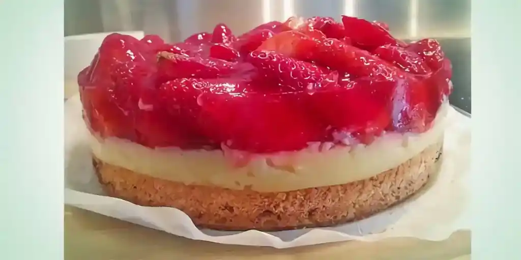 Erdbeerboden mit Vanillepudding & samtigem Erdbeerguss (Low Carb)